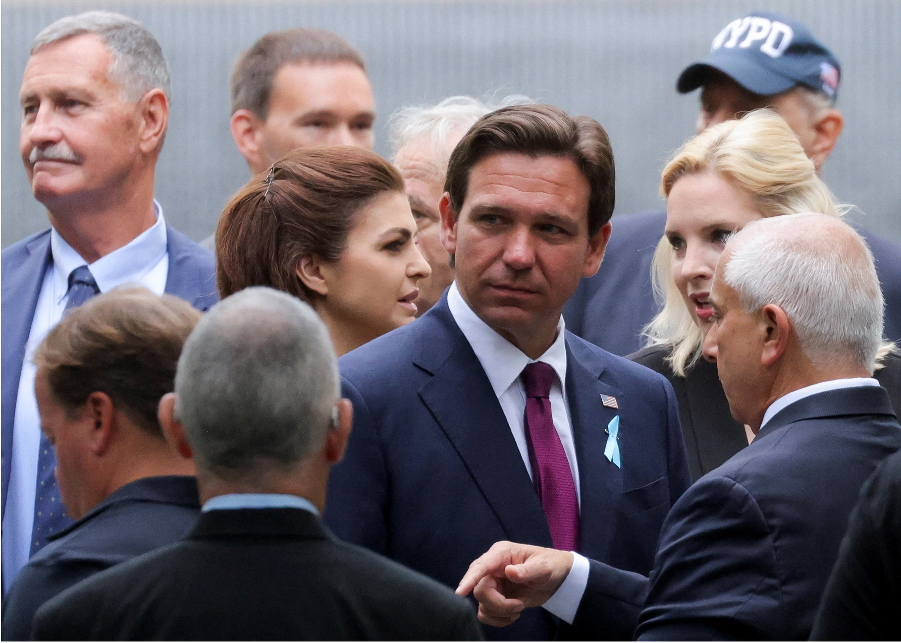 Thống đốc Ron DeSantis của Florida, người đang chạy đua giành đề cử tổng thống của đảng Cộng hòa, cũng thoáng xuất hiện.