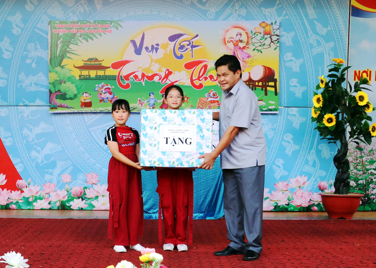 Đồng chí Vàng Seo Cón tặng quà học sinh Trường Tiểu học Nguyễn Huệ (thành phố Hà Giang)