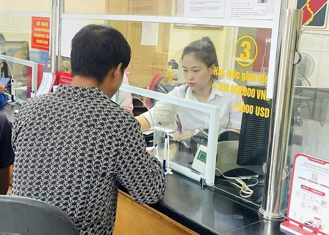 Khách hàng H.S.N đến thực hiện chuyển khoản cho đối tượng lừa đảo được giao dịch viên Phòng giao dịch Agribank Tân Quang, huyện Bắc Quang ngăn chặn kịp thời