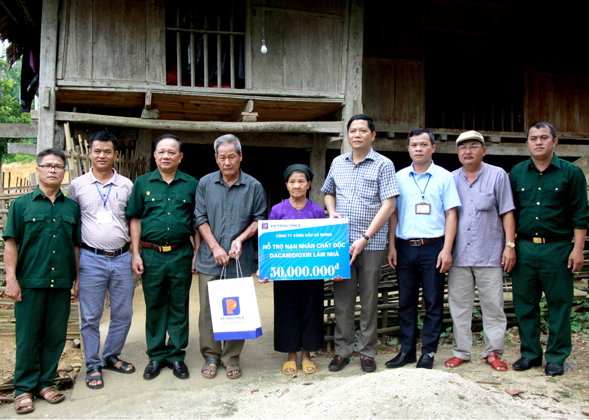 Lãnh đạo Công ty Xăng dầu Hà Giang trao tặng 50 triệu đồng cho gia đình ông Trần Hữu Quyền