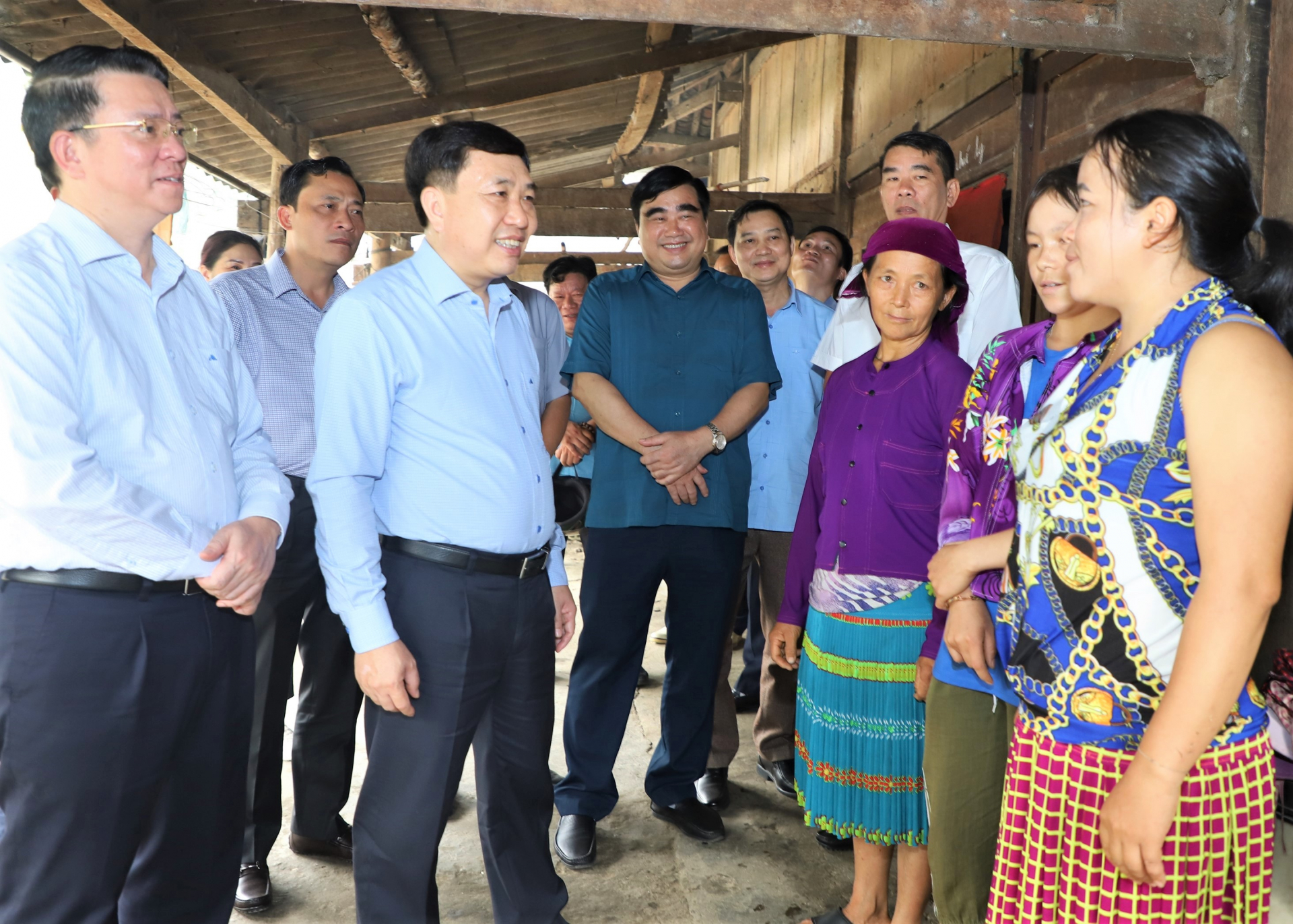 Quyền Bí thư Tỉnh ủy Nguyễn Mạnh Dũng thăm hỏi người dân thôn Sảng Pả 1