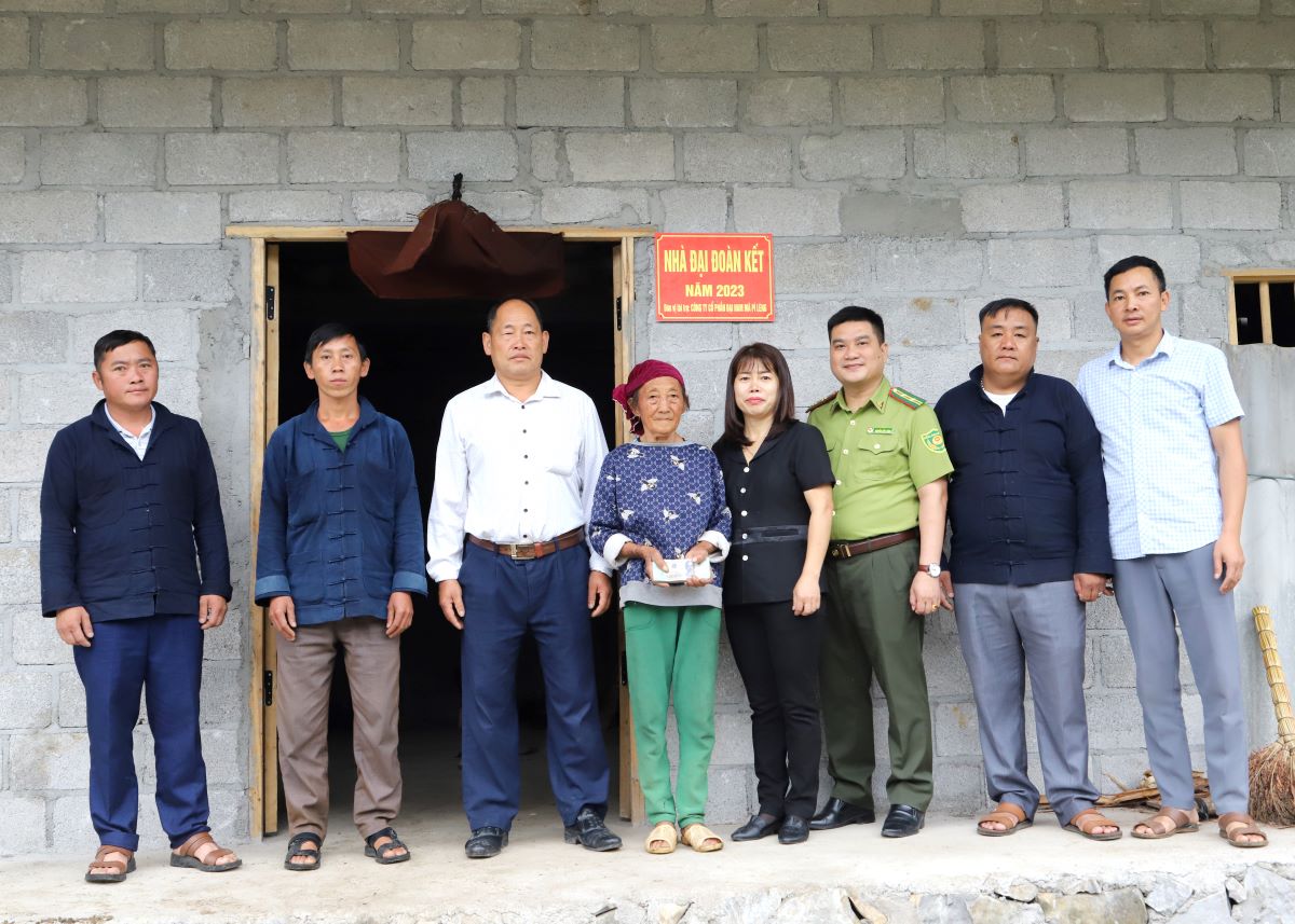 Lãnh đạo MTTQ huyện và chính quyền địa phương bàn giao nhà ở cho bà Vàng Thị Dúa, thôn Sủng Trà, xã Sủng Trà.