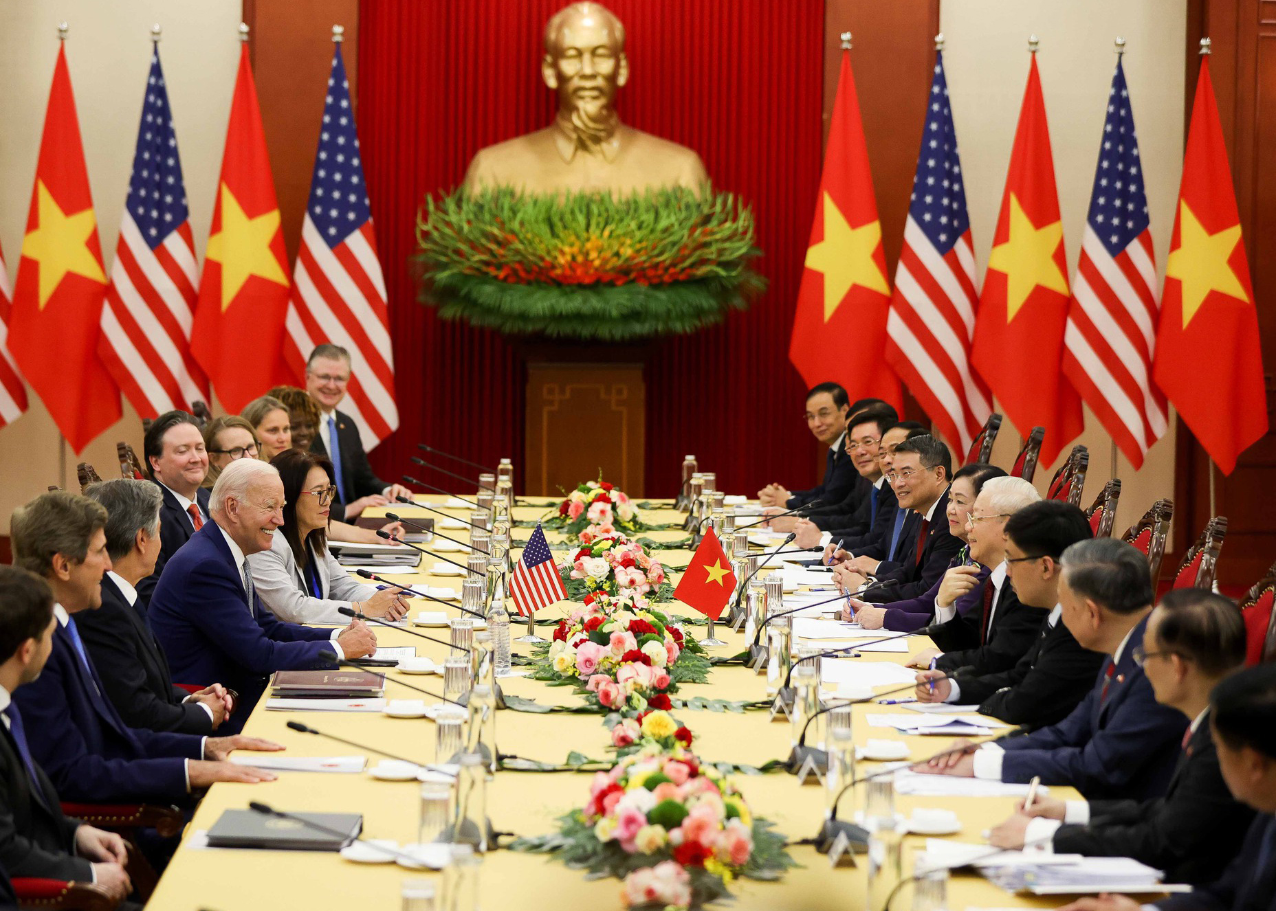 Tổng Bí thư Nguyễn Phú Trọng dẫn đầu Đoàn đại biểu cấp cao Việt Nam và Tổng thống Hoa Kỳ Joe Biden dẫn đầu Đoàn đại biểu cấp cao Hoa Kỳ tiến hành hội đàm, tại Trụ sở Trung ương Đảng. 