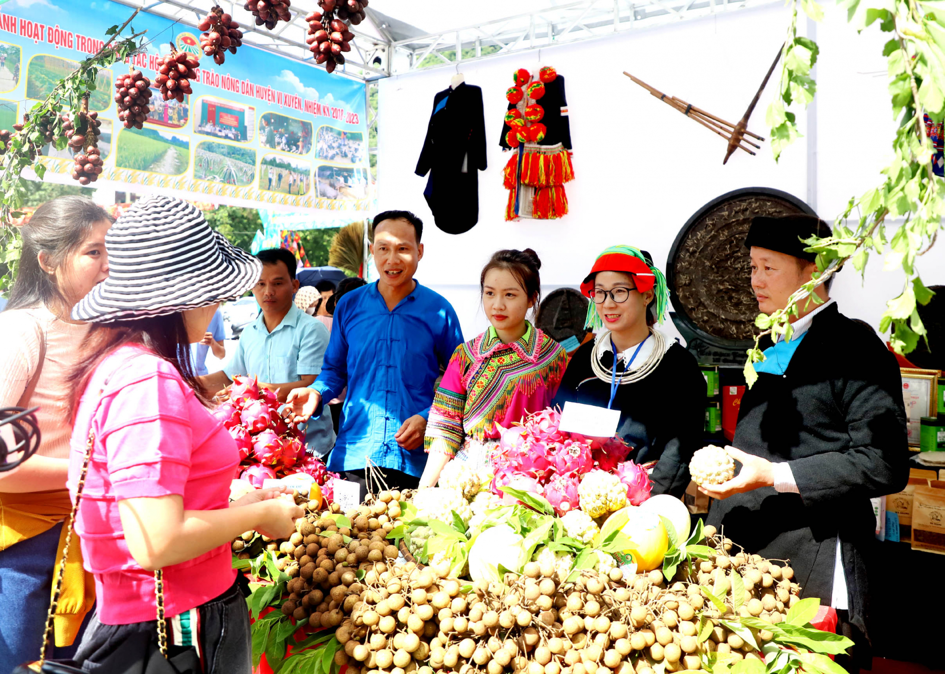 Từ việc xóa bỏ hủ tục, đồng bào các dân tộc huyện Quang Bình thi đua phát triển các sản phẩm tiêu biểu để bán ra thị trường, nâng cao thu nhập.
