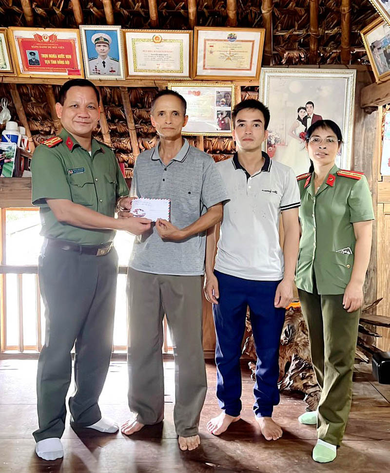 Phòng An ninh điều tra tặng quà thương binh Nguyễn Biên Thùy tại thôn Núp, xã Phương Độ, TPHG nhân dịp 27.7