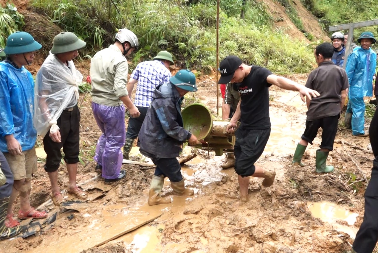 Người dân xã Thái An (Quản Bạ) giúp nhau khắc phục hậu quả thiên tai. Ảnh: CTV
