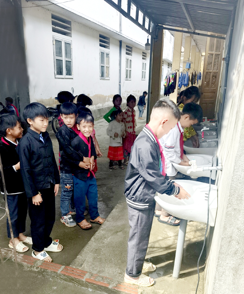 Học sinh Trường PTDTBT Tiểu học Lũng Cú (Đồng Văn) duy trì thói quen vệ sinh cá nhân trước mỗi bữa ăn bán trú.
