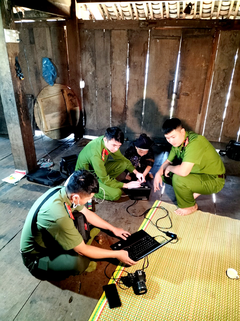 Công an xã phối hợp với Công an huyện Xín Mần làm Căn cước công dân cho người cao tuổi trên địa bàn.