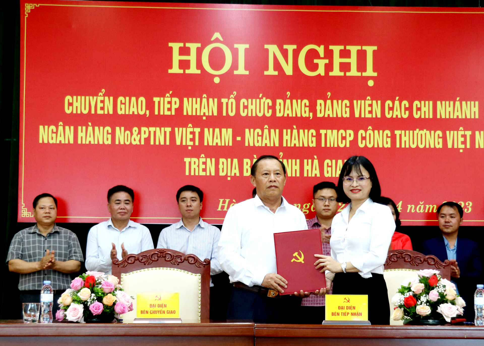 Chuyển giao các tổ chức cơ sở Đảng Ngân hàng Nông nghiệp và Phát triển nông thôn chi nhánh tỉnh và Ngân hàng Công thương Việt Nam chi nhánh tỉnh về Đảng ủy Khối Doanh nghiệp Trung ương.
