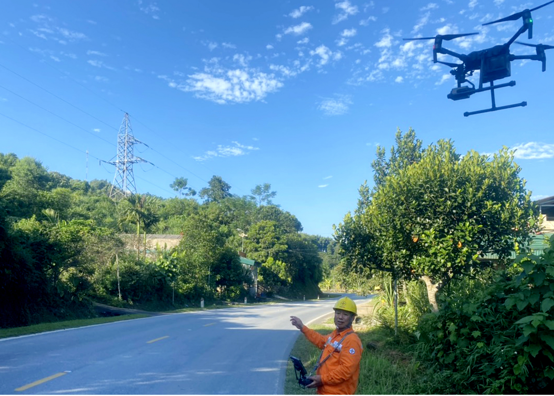 Công nhân ngành Điện sử dụng Flycam kiểm tra đường dây cao thế tại những điểm khó tiếp cận.
