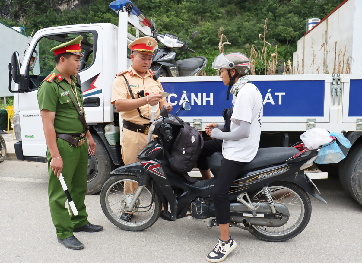 Đội Cảnh sát Giao thông – Trật tự Công an huyện Mèo Vạc tuần tra, kiểm soát an toàn giao thông trên địa bàn.
