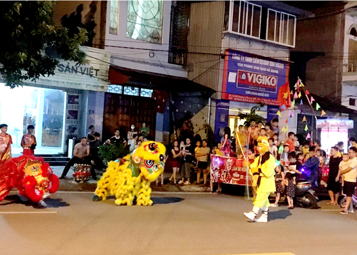 Tại các tổ dân phố trên địa bàn thành phố Hà Giang không khí Trung thu đã rộn ràng.
