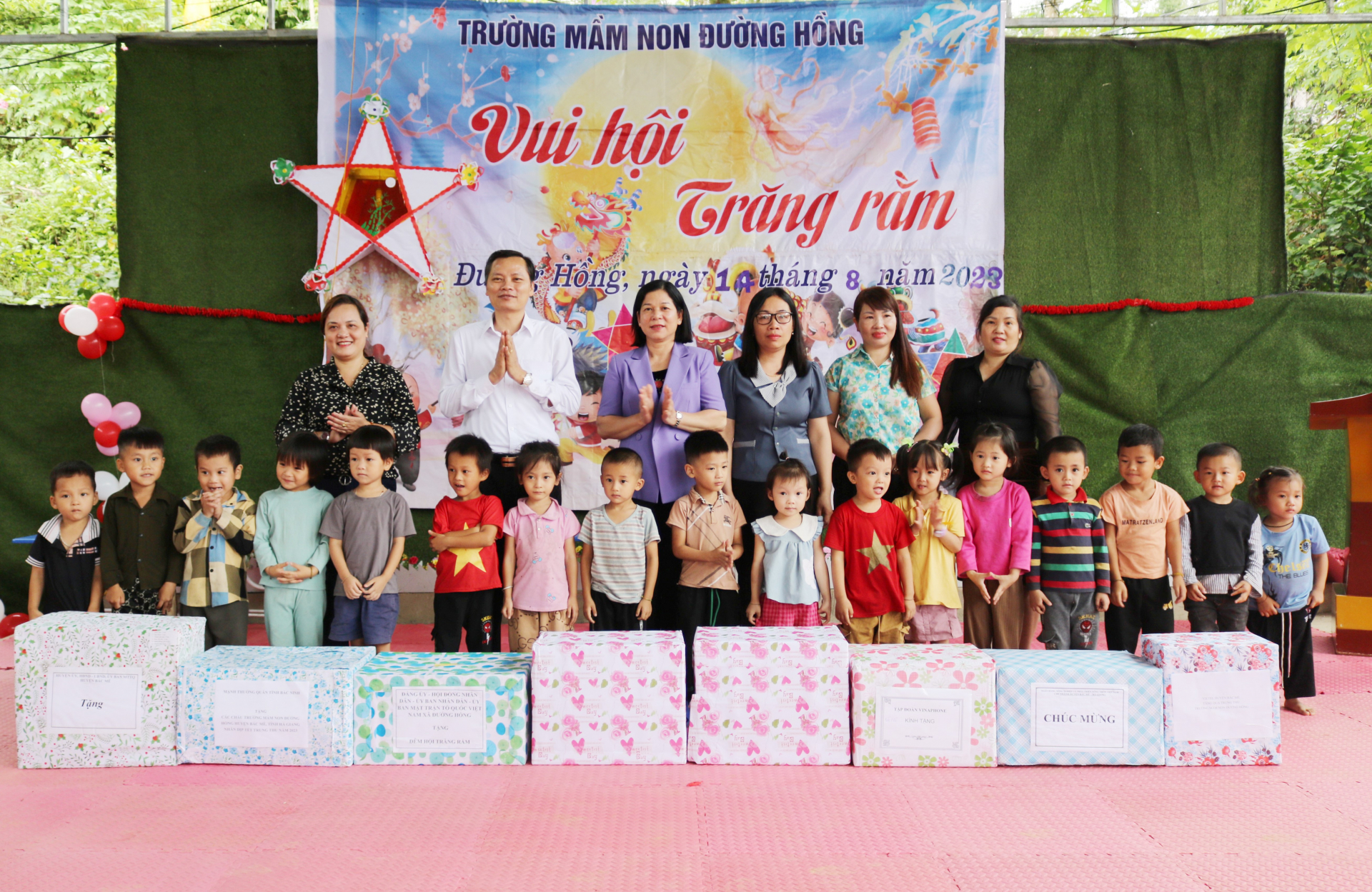 Phó Chủ tịch Thường trực HĐND tỉnh Chúng Thị Chiên và lãnh đạo huyện Bắc Mê tặng quà Tết Trung thu cho các cháu học sinh Trường Mầm non xã Đường Hồng.