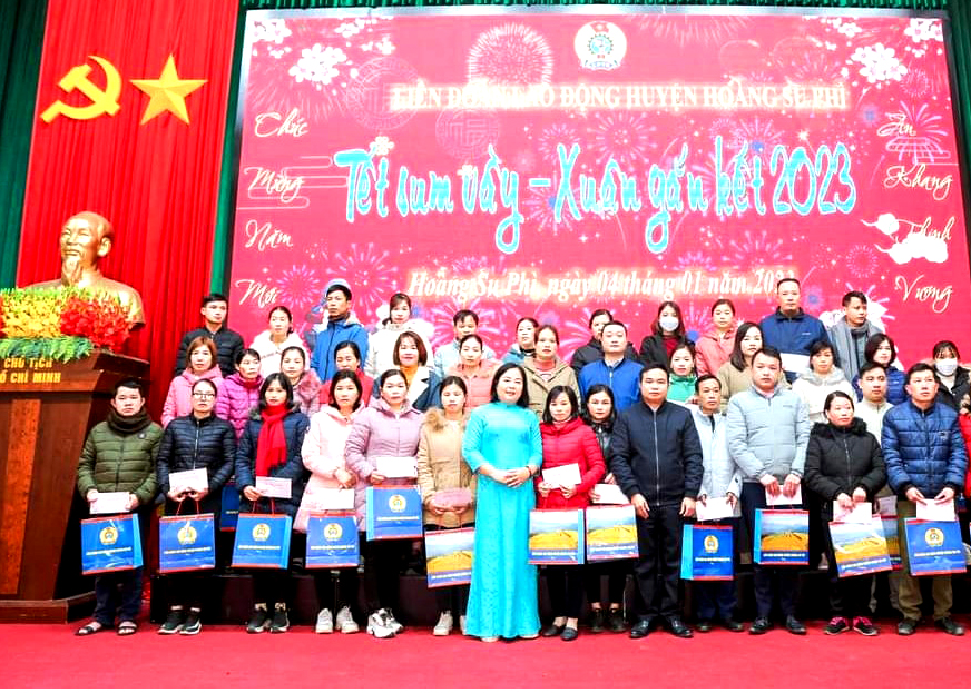 LĐLĐ huyện Hoàng Su Phì tặng quà cho ĐV, NLĐ tại Chương trình “Tết sum vầy” năm 2023.