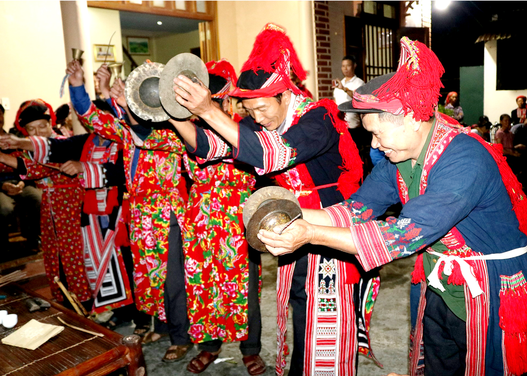 Các nghệ nhân dân gian xã Hồ Thầu (Hoàng Su Phì) thực hành Lễ cúng Bàn Vương.