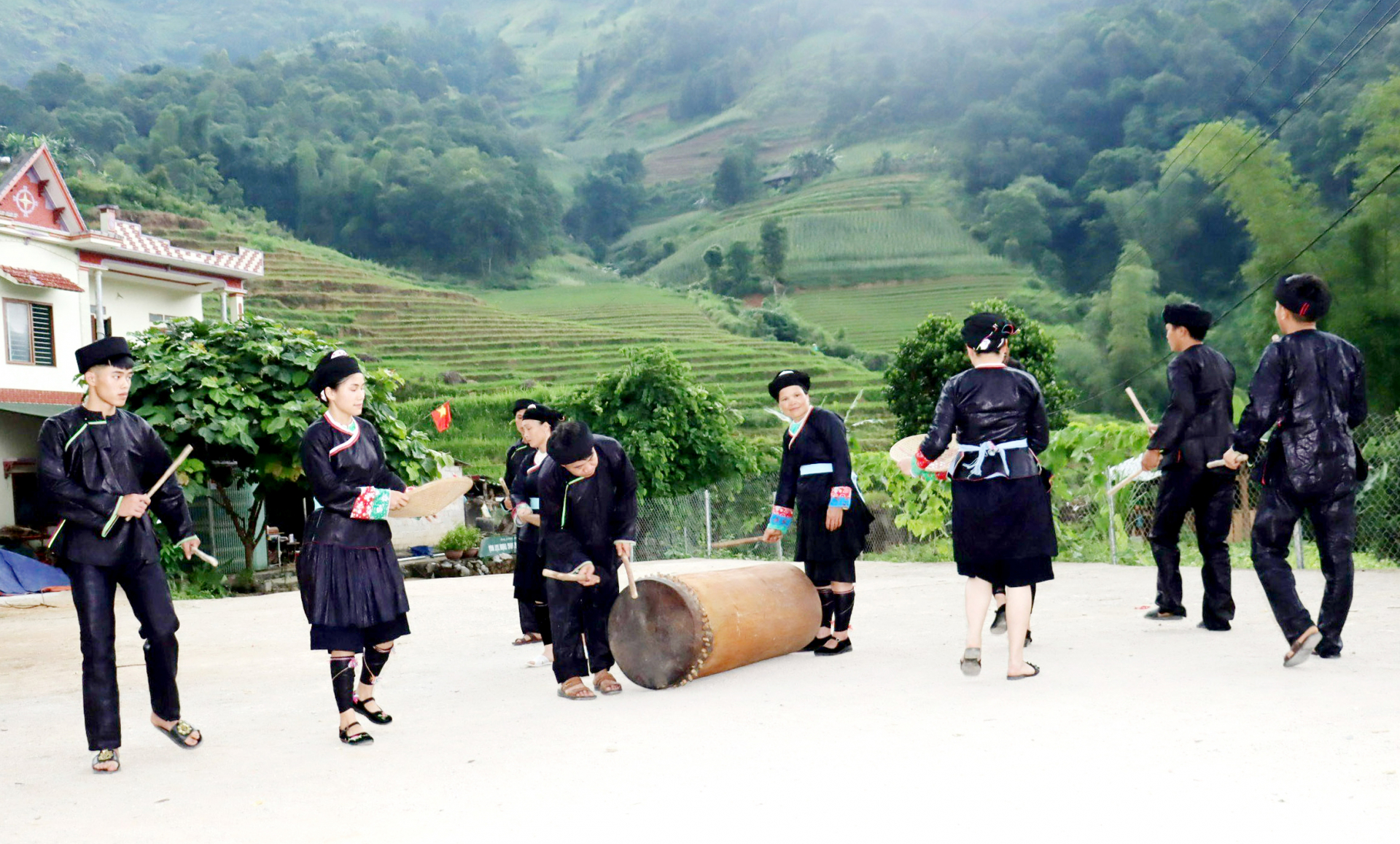 Các nghệ nhân dân gian xã Tát Ngà (Mèo Vạc) gìn giữ điệu múa Trống truyền thống của dân tộc Giáy