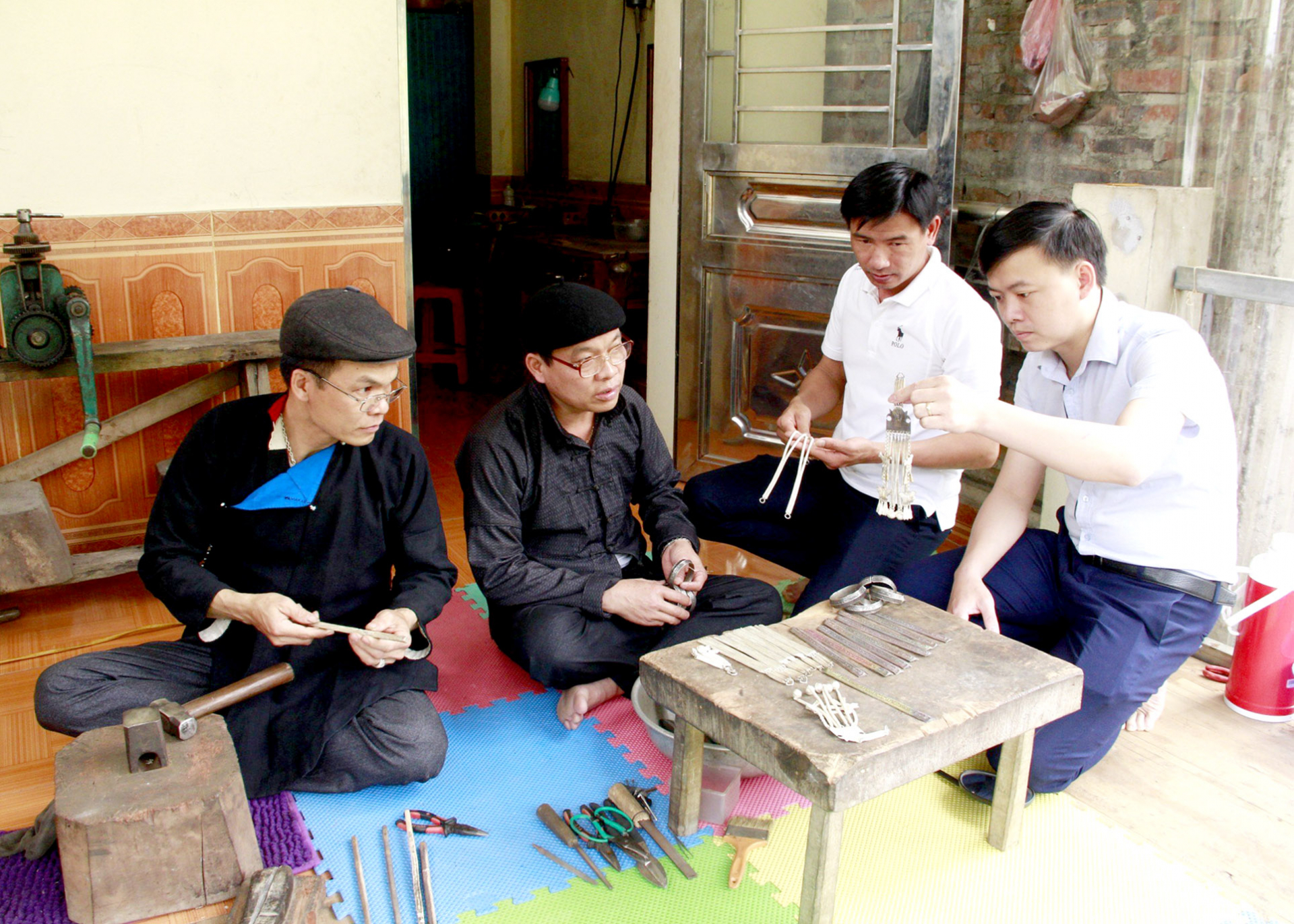Nghệ nhân dân gian xã Cao Bồ (Vị Xuyên) “giữ lửa” nghề chạm bạc truyền thống của đồng bào Dao.