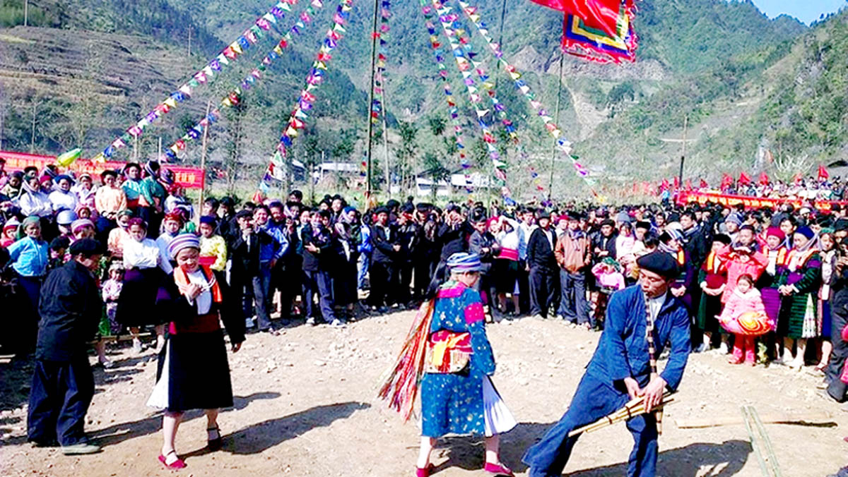 Lễ hội Gầu Tào của dân tộc Mông trên Cao nguyên đá Đồng Văn được tổ chức hàng năm.
