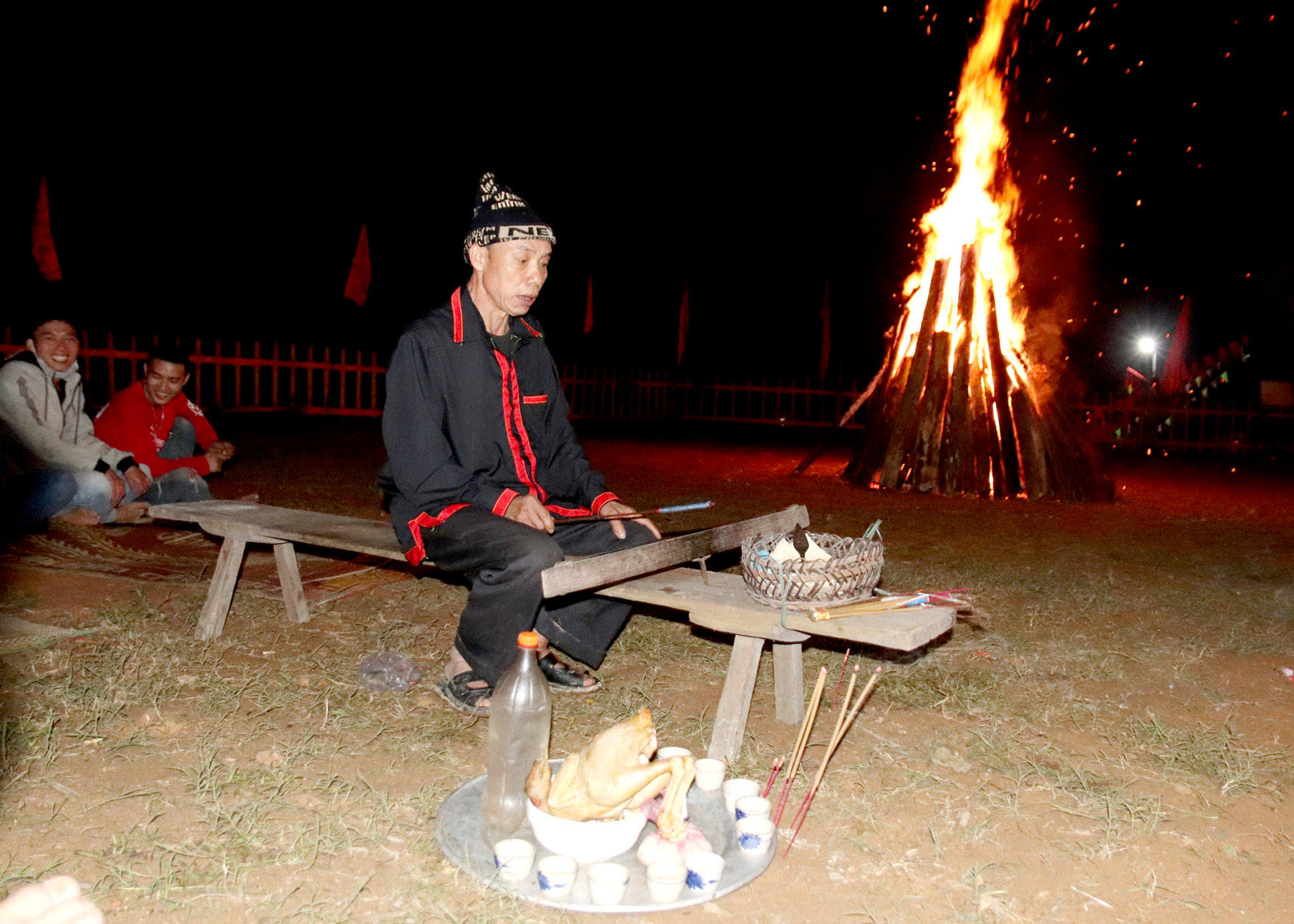 Nghệ nhân dân gian Liều Văn Việt, xã Tân Lập (Bắc Quang) thực hiện nghi lễ cúng Nhảy lửa của đồng bào Pà Thẻn.