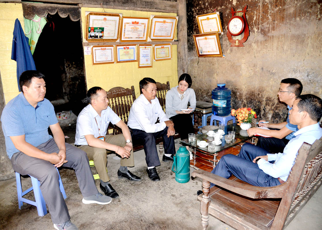 Nghệ nhân dân gian Vàng Chá Thào (thứ 3 bên trái), xã Phố Cáo (Đồng Văn) chia sẻ với phóng viên về việc truyền dạy văn hóa của dân tộc Mông cho thế hệ trẻ.