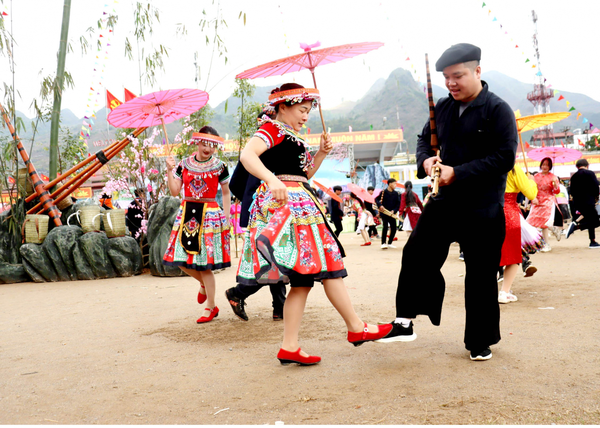 Múa khèn Mông - một hoạt động văn hóa đặc sắc của dân tộc Mông huyện Mèo Vạc.