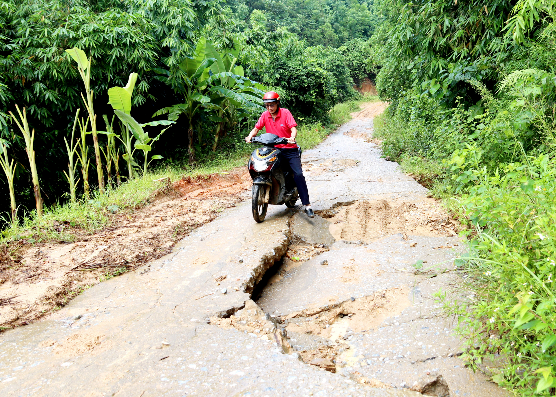 Nhiều tuyến đường bê tông nông thôn của xã Hữu Sản xuống cấp.