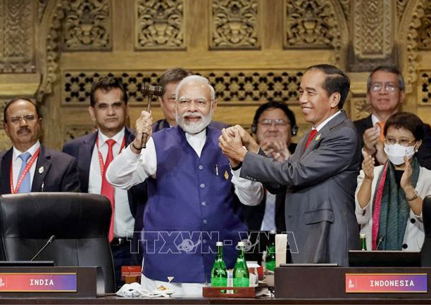 Tổng thống Indonesia Joko Widodo (phải, hàng trước) trao búa chuyển giao cương vị Chủ tịch G20 cho Thủ tướng Ấn Độ Narendra Modi (trái, hàng trước) tại lễ bế mạc Hội nghị G20 ở Bali (Indonesia), ngày 16/11/2022. 