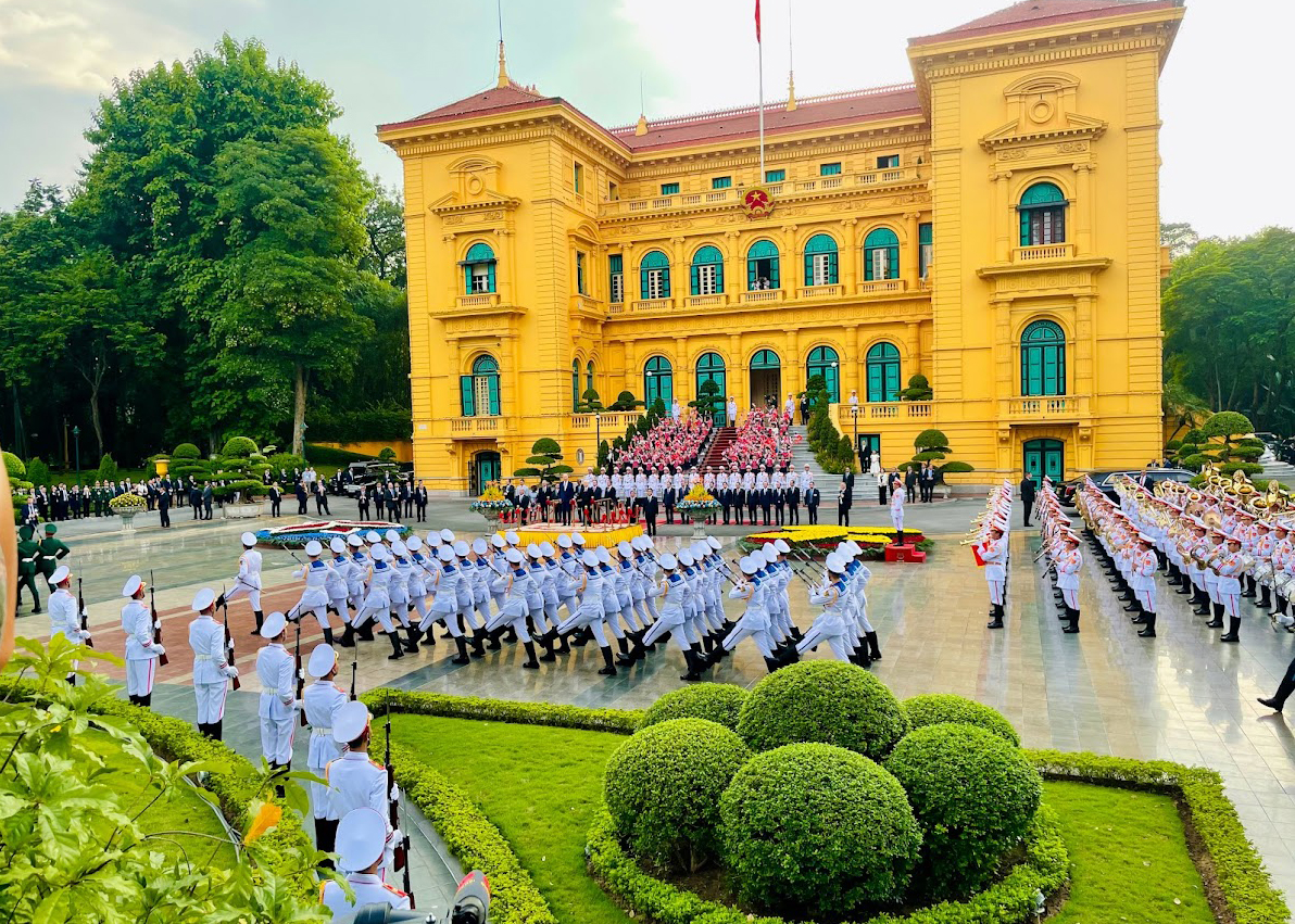 Tổng Bí thư Nguyễn Phú Trọng và Tổng thống Joe Biden duyệt Đội danh dự Quân đội nhân dân Việt Nam. 