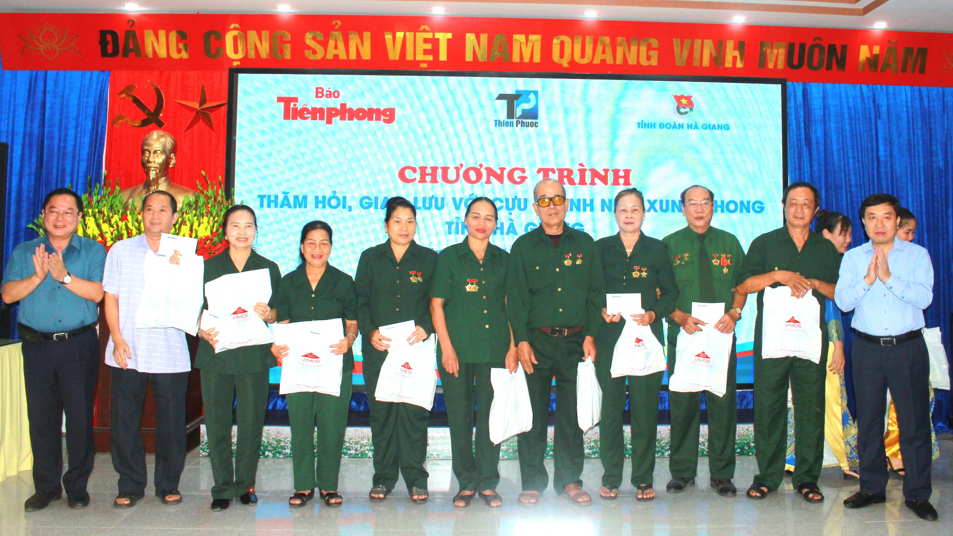 Quyền Bí thư Tỉnh ủy Nguyễn Mạnh Dũng và Tổng Biên tập Báo Tiền Phong Lê Xuân Sơn tặng quà cho các cựu TNXP trên địa bàn tỉnh