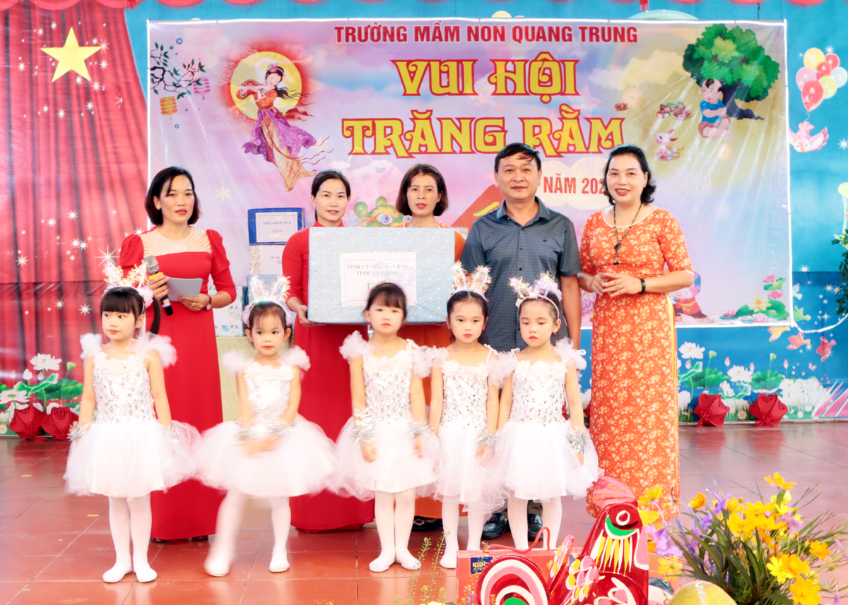Lãnh đạo thành phố Hà Giang tặng quà Tết Trung thu của Tỉnh ủy, HĐND, UBND tỉnh cho cô và trò Trường Mầm non Quang Trung.