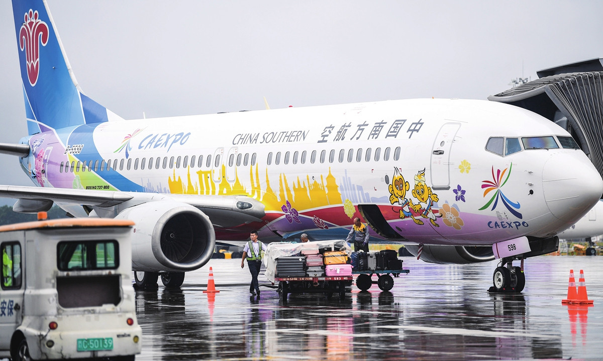 Một máy bay chở khách của hãng hàng không Trung Quốc China Southern in hình quảng cáo cho Hội chợ CAEXPO 2023. 