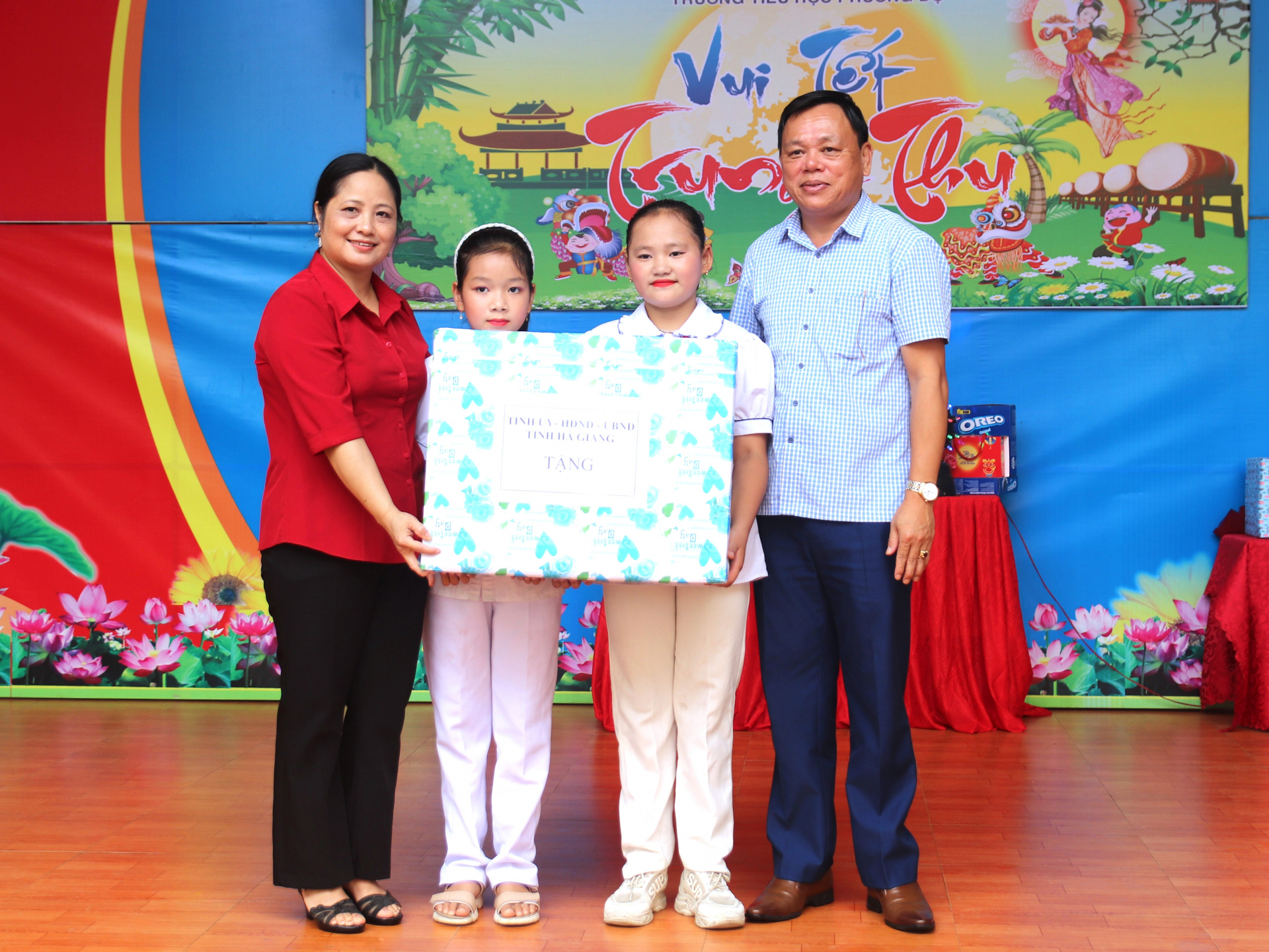 Lãnh đạo thành phố Hà Giang trao quà Tết Trung thu của Tỉnh ủy, HĐND, UBND tỉnh cho các em thiếu nhi.