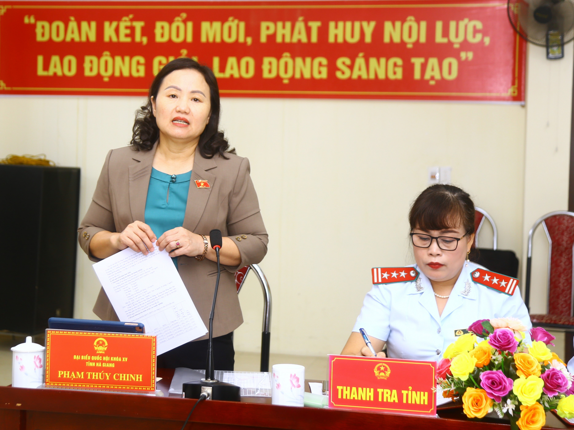 Phó Chủ nhiệm Ủy ban Tài chính - Ngân sách Quốc hội Phạm Thuý Chinh nêu ý kiến tại buổi làm việc với Công ty Cổ phần Môi trường đô thị Hà Giang.