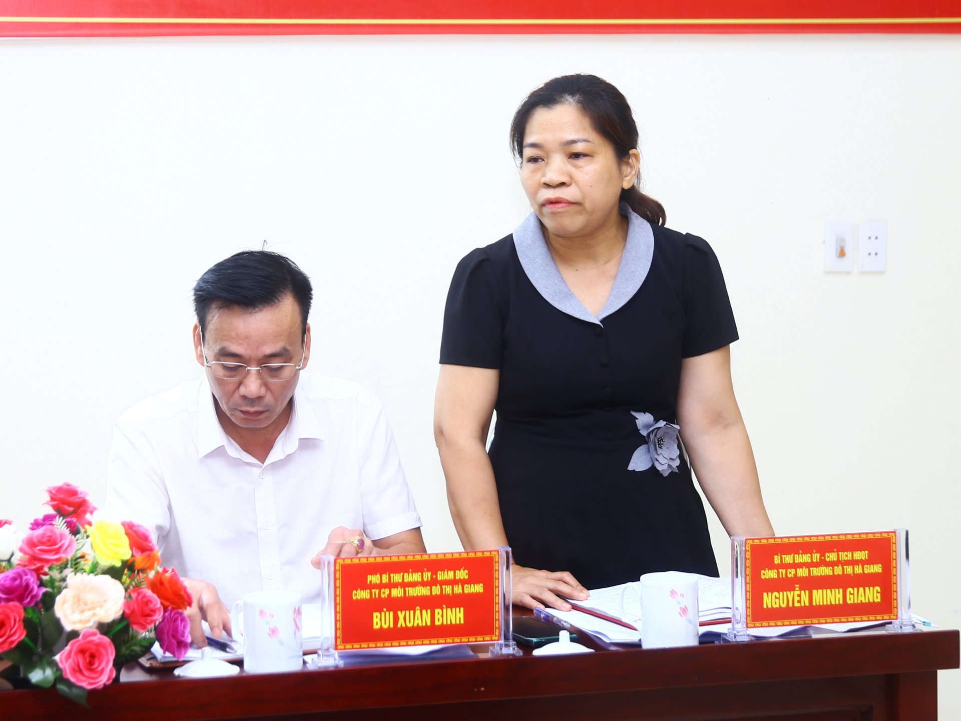 Đồng chí Nguyễn Minh Giang, Chủ tịch HĐQT Công ty Cổ phần Môi trường đô thị Hà Giang giải trình làm rõ việc thực hiện chế độ, chính sách người lao động với đoàn giám sát.