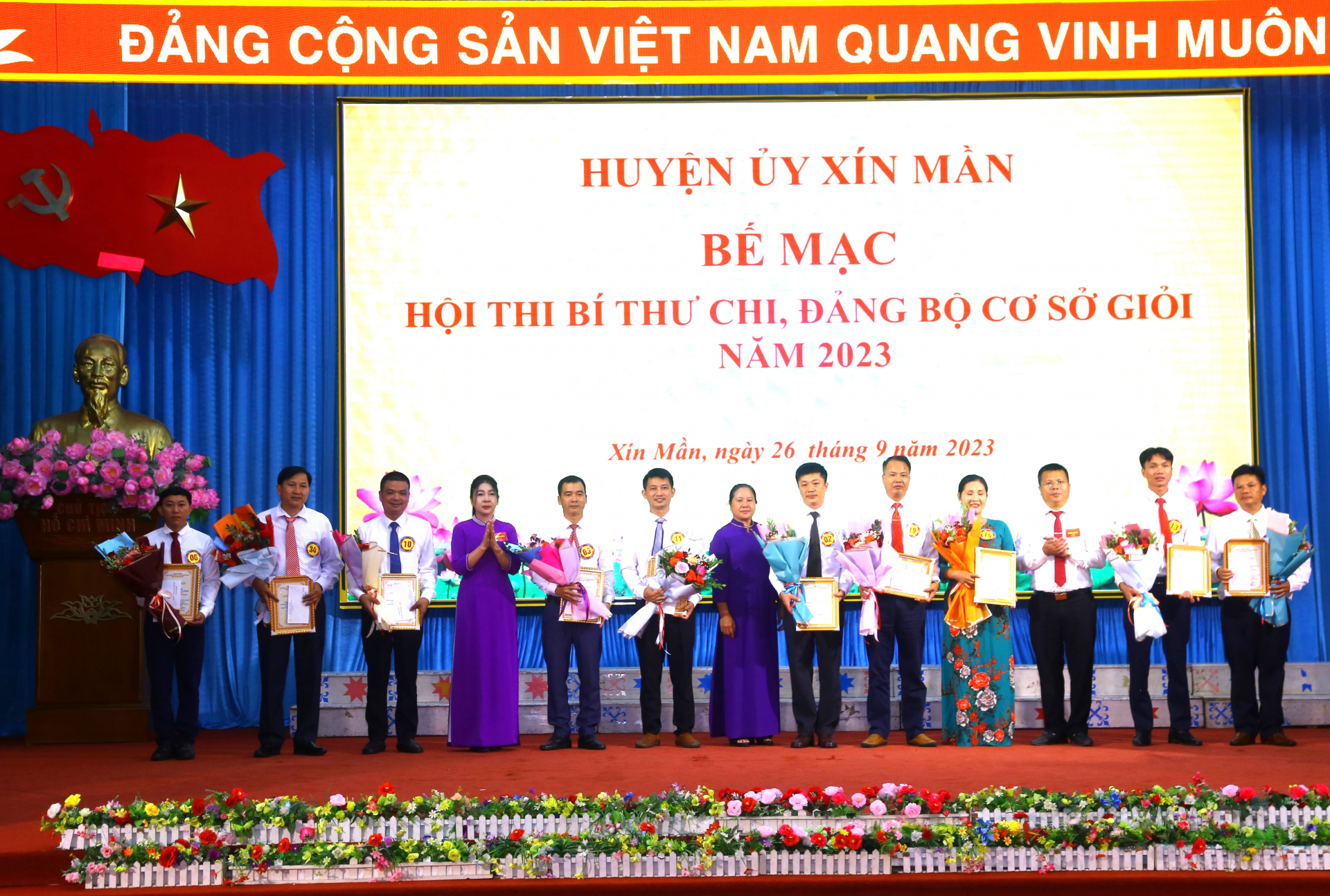 Ban tổ chức trao giải cho các thí sinh tại Hội thi.