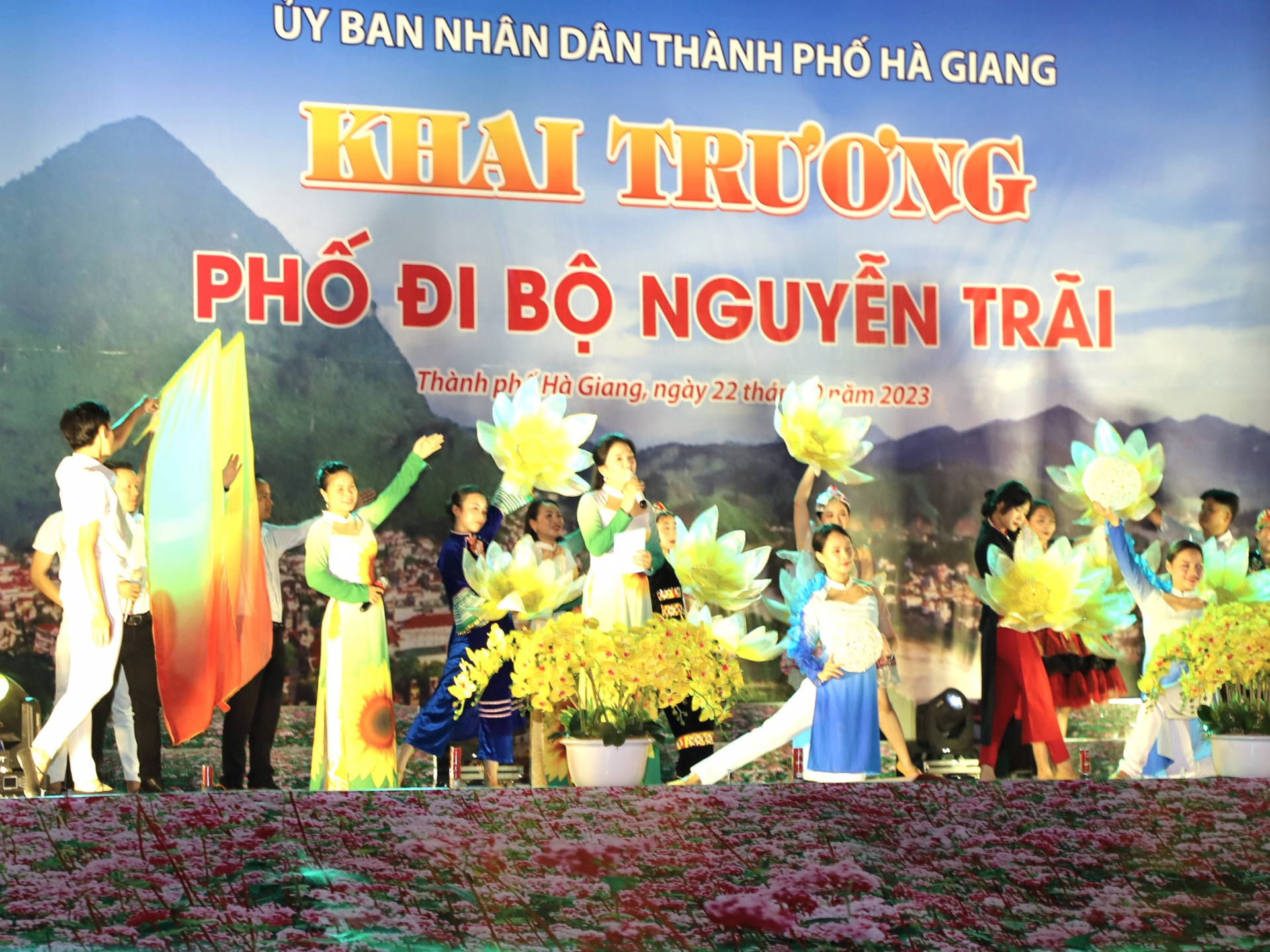 Tiết mục văn nghệ chào mừng khai trương Phố đi bộ Nguyễn Trãi.