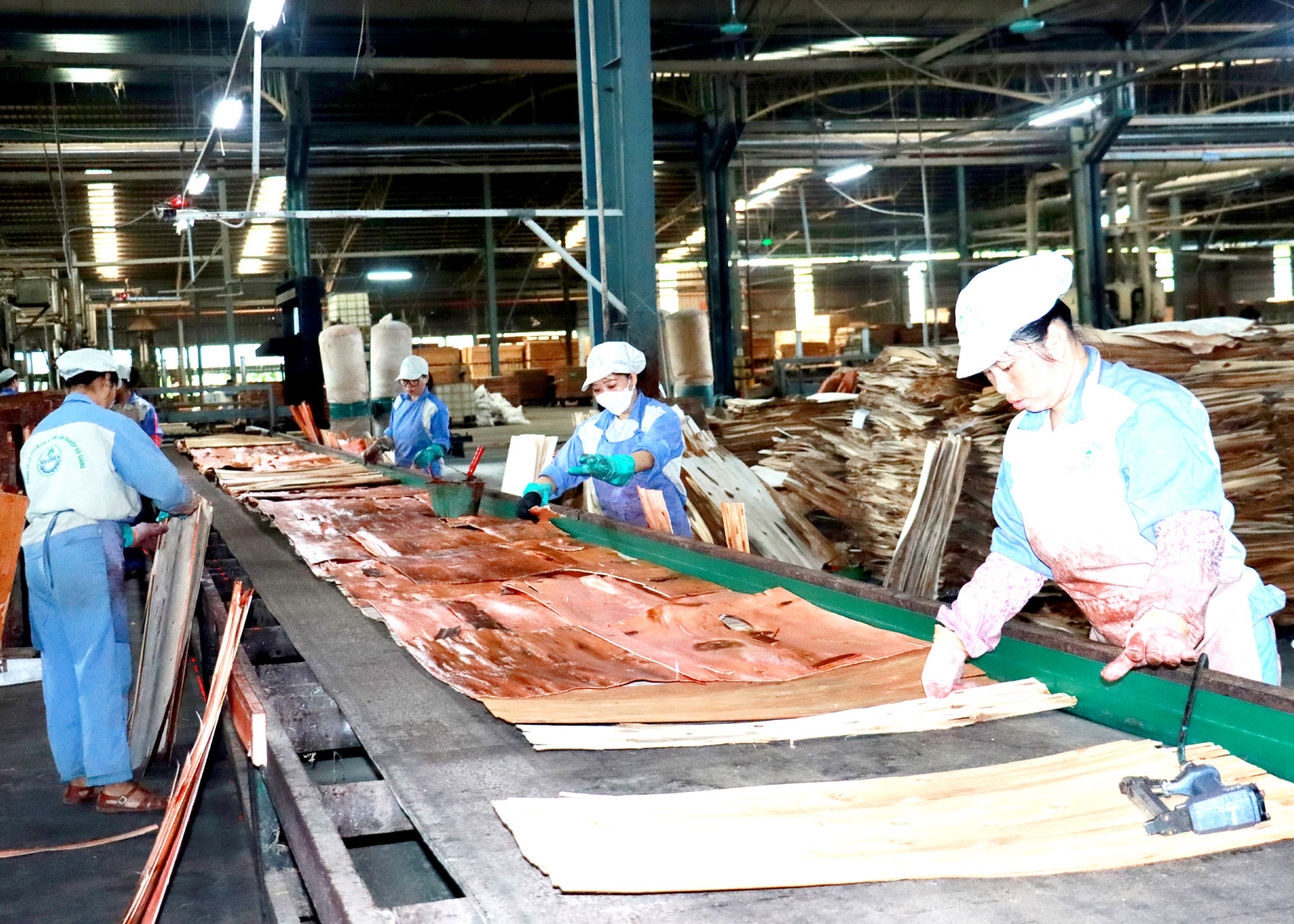 Công nhân làm việc tại Công ty Cổ phần Công nghiệp và Xuất nhập khẩu Lâm nghiệp Hà Giang, xã Đạo Đức (Vị Xuyên) được đóng bảo hiểm xã hội đầy đủ.
