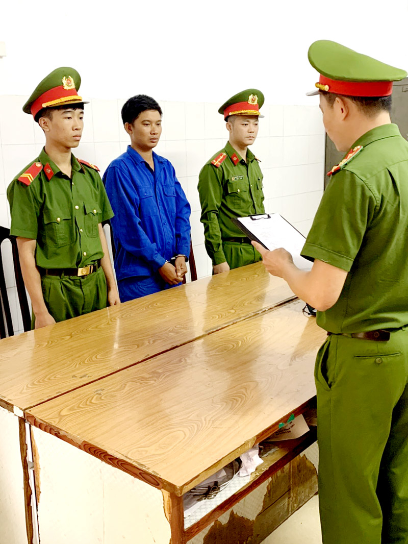 Cơ quan Cảnh sát điều tra Công an huyện Yên Minh công bố lệnh bắt tạm giam đối tượng Cháng A Nhùi.