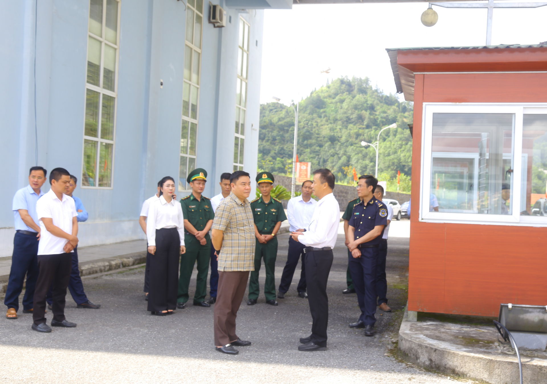 Phó Chủ tịch Thường trực UBND tỉnh Hoàng Gia Long kiểm tra tại Cửa khẩu Xín Mần - Đô Long.