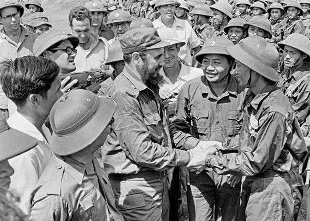 Các chiến sĩ Đoàn Khe Sanh, Quân giải phóng Trị Thiên-Huế nồng nhiệt đón mừng Bí thư Thứ nhất Ban Chấp hành Trung ương Đảng Cộng sản Cuba, Thủ tướng Chính phủ Cách mạng Cuba Fidel Castro đến thăm Vùng giải phóng miền nam Việt Nam, ngày 15/9/1973. 