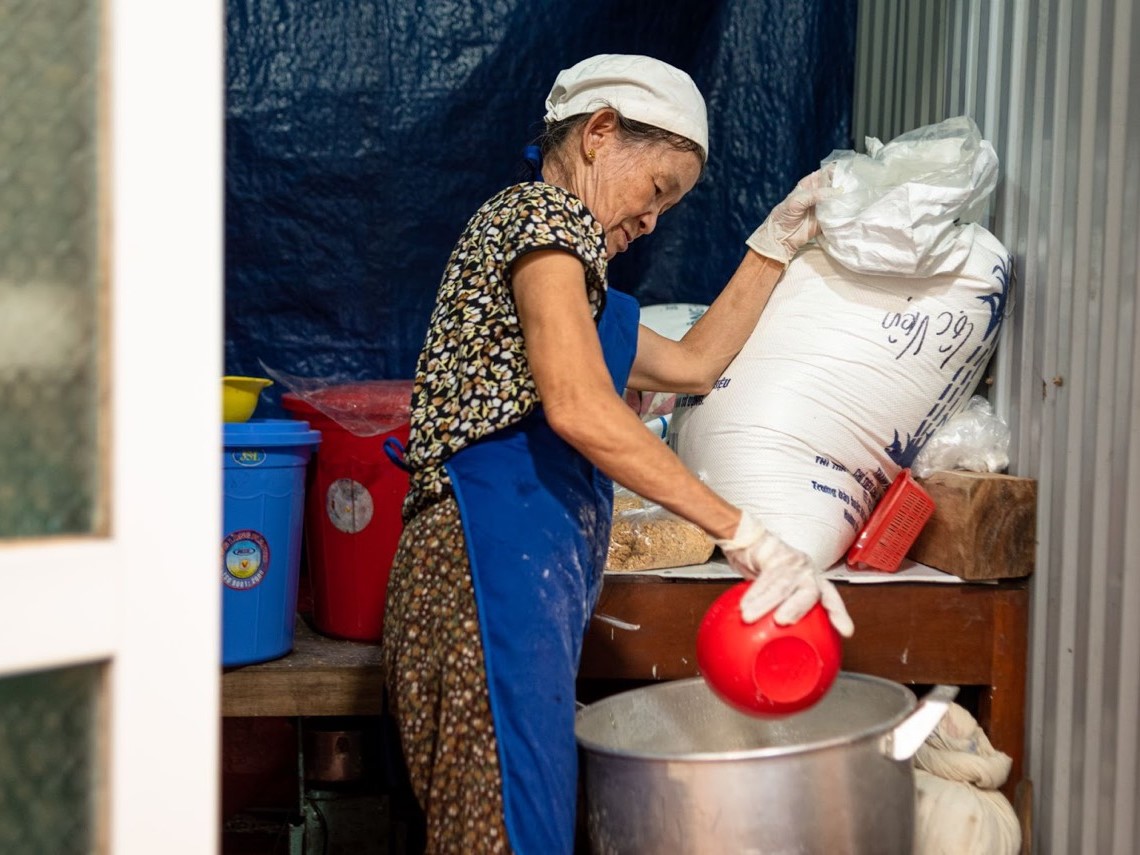 Bà Hoàng Thị Ban, chủ cơ sở sản xuất bánh, tổ 2, phường Trần Phú, thành phố Hà Giang lấy bột chuẩn bị công đoạn làm bánh