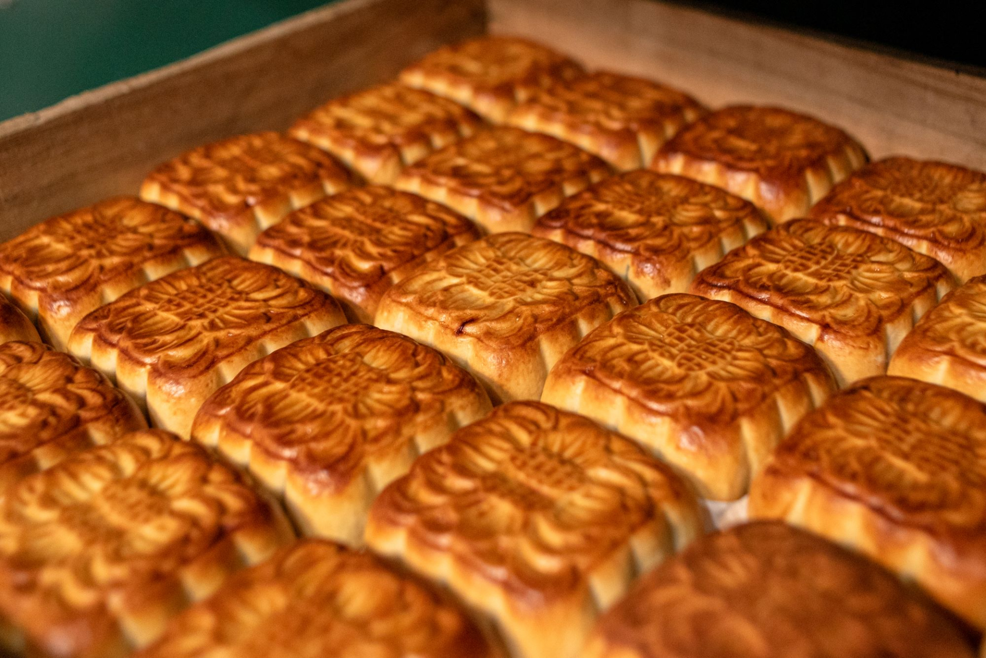 Mẻ bánh Trung thu truyền thống ra lò với màu sắc bắt mắt và mùi thơm khó cưỡng.