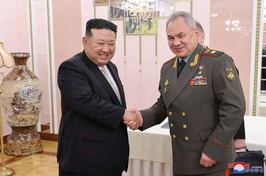 Chủ tịch Triều Tiên Kim Jong Un (bên trái) và Bộ trưởng Quốc phòng Nga Sergei Shoigu.