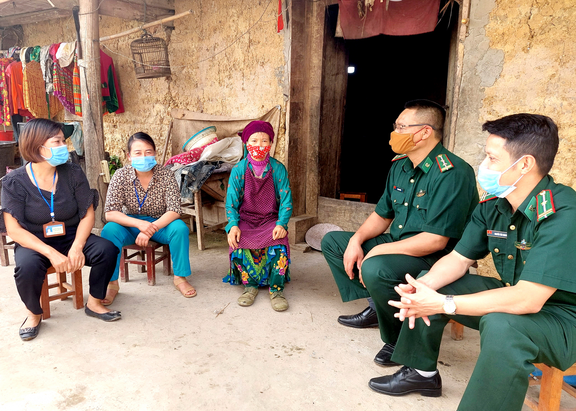 Cán bộ, chiến sỹ Đồn Biên phòng Lũng Cú tuyên truyền phòng, chống tệ nạn ma túy cho người dân xã Lũng Cú (Đồng Văn).