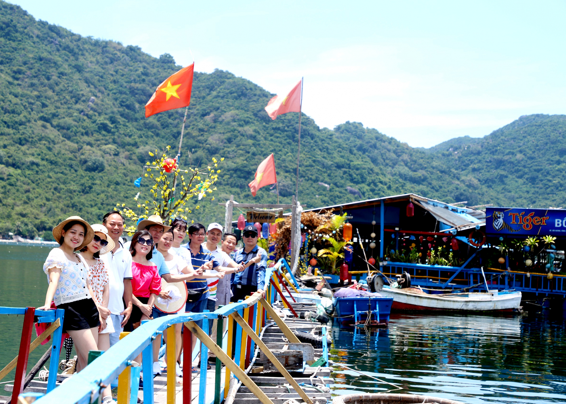 Du khách Hà Giang tham quan, trải nghiệm du lịch trên vịnh Vũng Rô (Phú Yên).
									 Ảnh: Duy Tuấn
