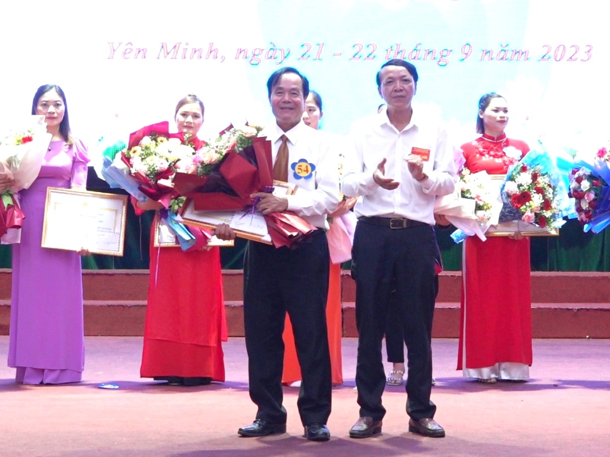 Ban tổ chức trao giải cho thí sinh đoạt giải Nhất.
