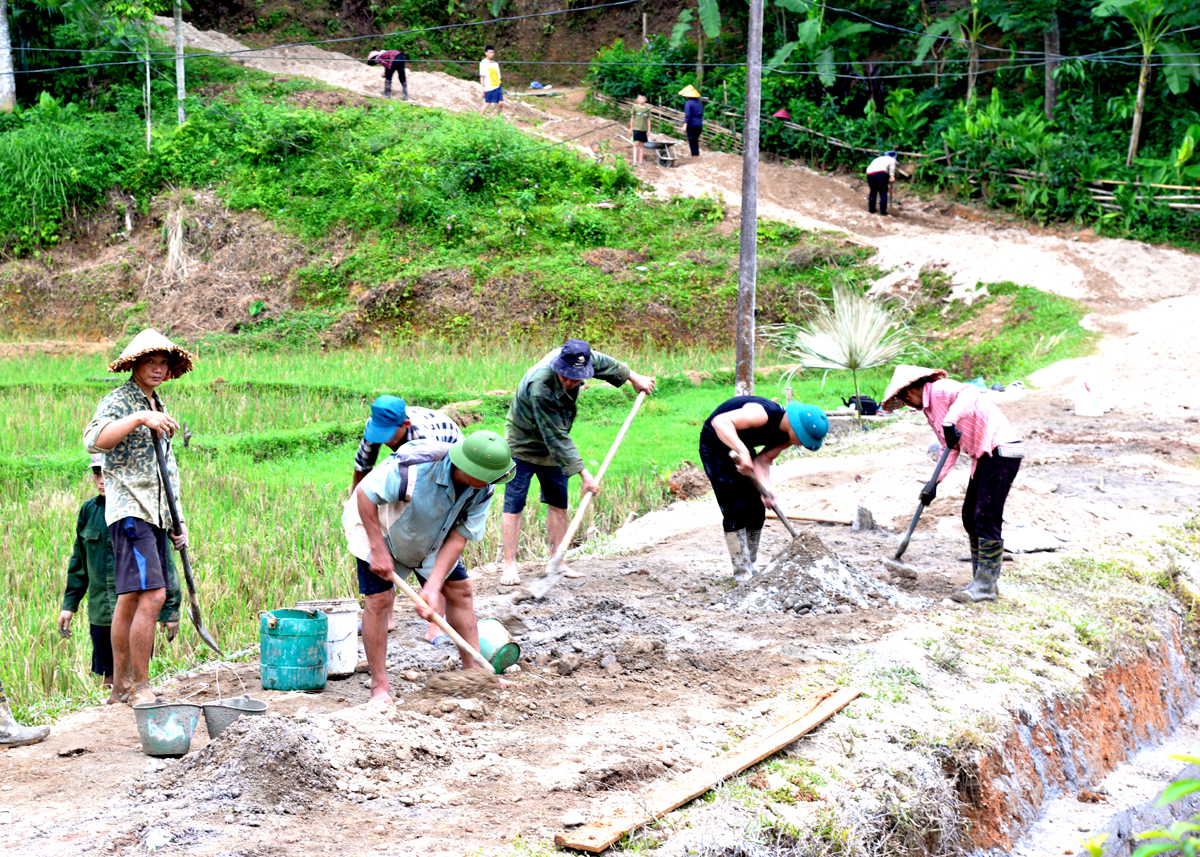 Nhân dân thôn Nà Rại, thị trấn Yên Bình chung sức làm đường giao thông nông thôn.