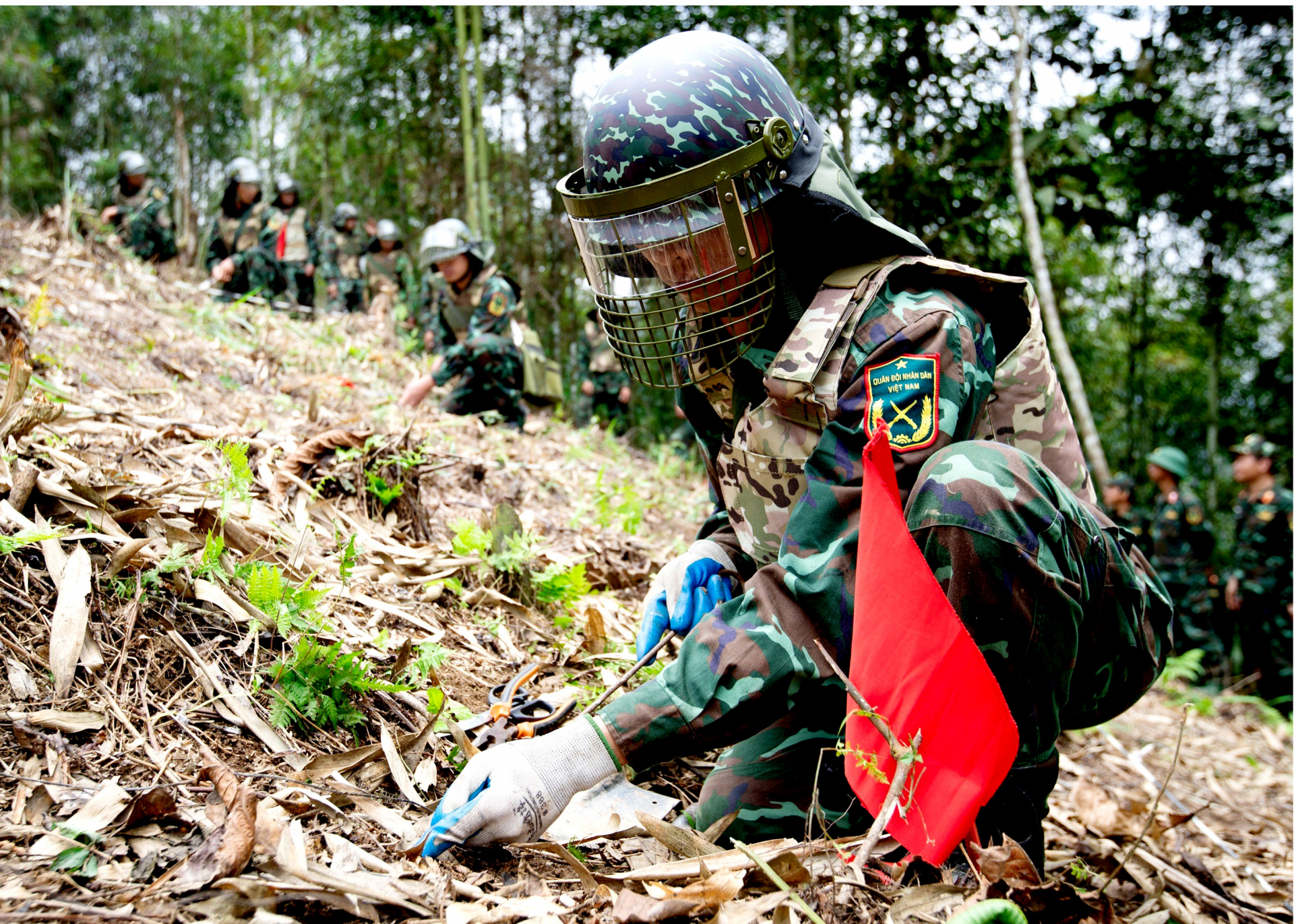 Bộ đội Công binh Bộ CHQS tỉnh rà phá bom mìn, vật liệu nổ tại địa bàn xã Minh Tân (Vị Xuyên).