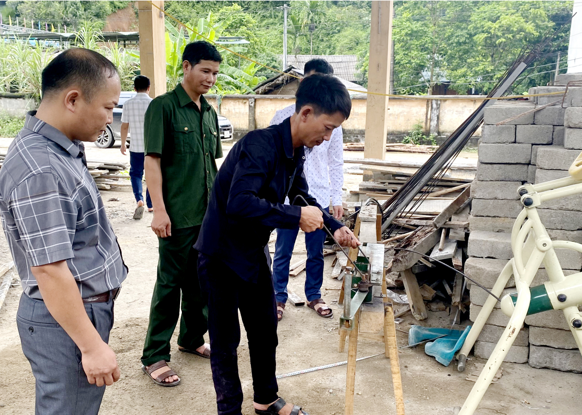 Ban Giám sát cộng đồng thôn Làng Thượng, xã Khuôn Lùng (Xín Mần) giám sát dự án nhà thể thao đa năng của xã.
