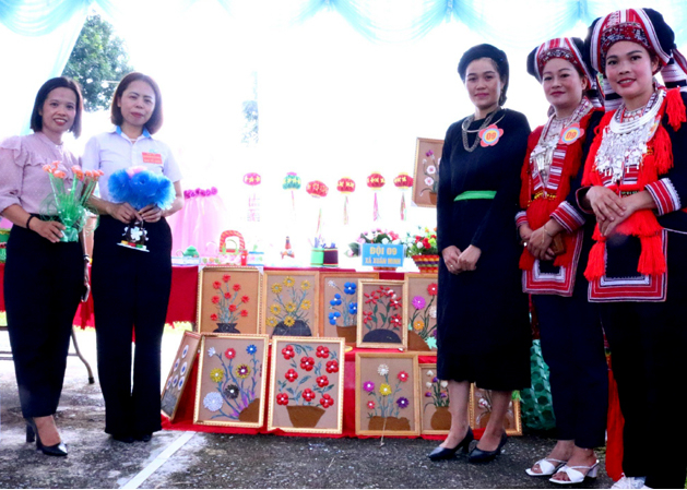 Các sản phẩm từ rác tái chế thân thiện với môi trường của Hội Phụ nữ xã Xuân Minh.